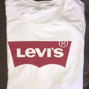 Levi’s tee